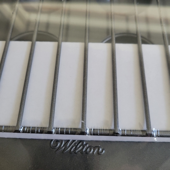 Wilton 20 Cavity Cake Pop Psn with Cooling Rack NEW - Picture 3 of 4